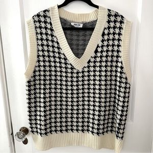 Oversized Sweater Vest in Houndstooth